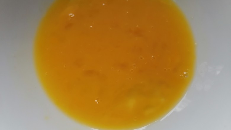 培根鸡蛋饼,将蛋液搅打均匀