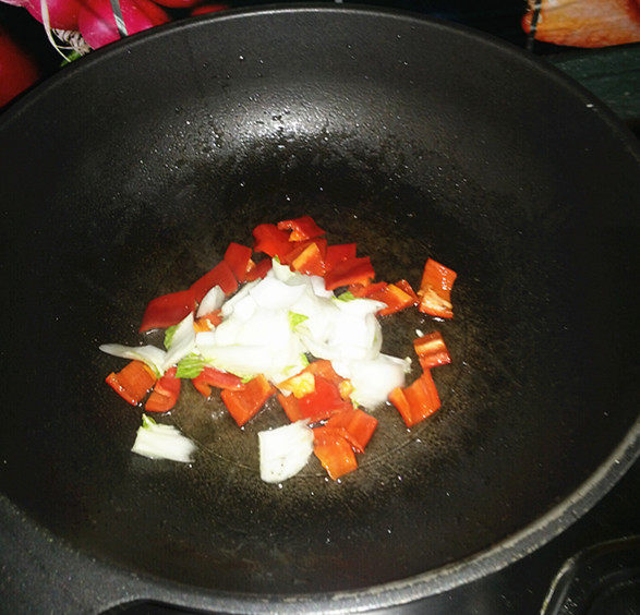 生炒鸡,锅热倒油,放入红椒和青菜梗