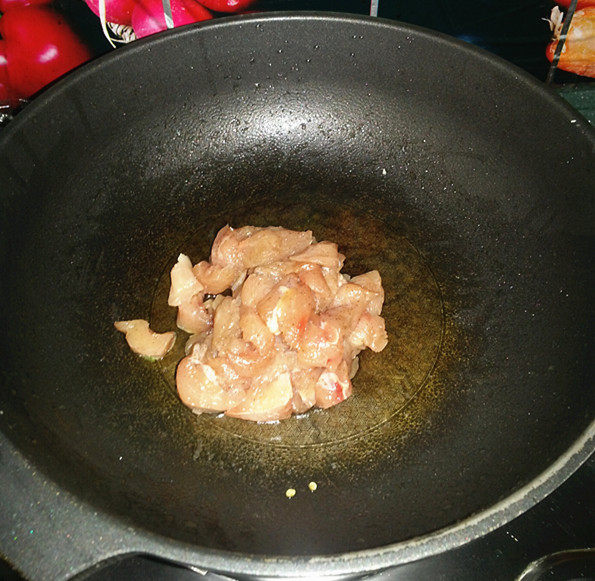 生炒鸡,锅中留底油,葱姜爆香,再放入腌好的鸡胸肉