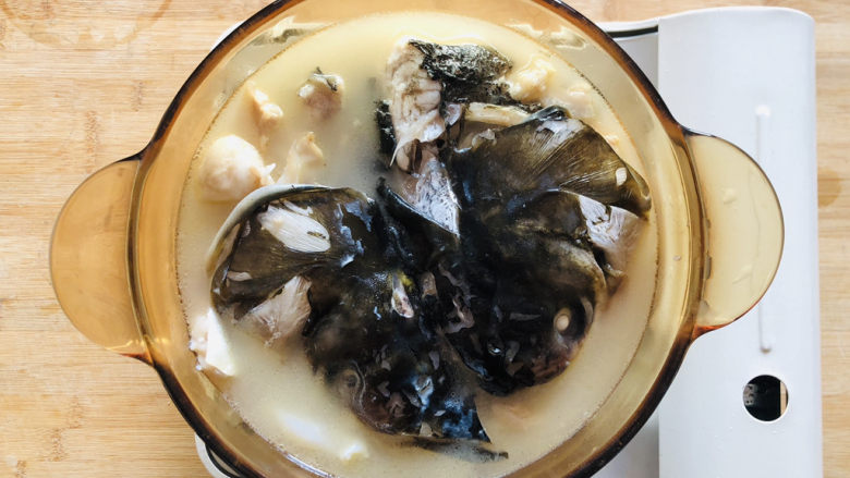 豆腐鱼头汤,倒入鱼头跟汤底,继续小火熬至10分钟。
