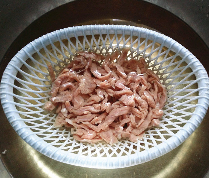 小炒黄牛肉,牛肉洗净,切丝,再浸泡10分钟,泡去多余血水