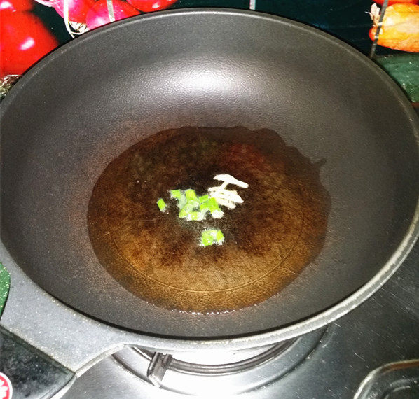 小炒黄牛肉,锅热倒油,油量稍多些,下葱姜煸香