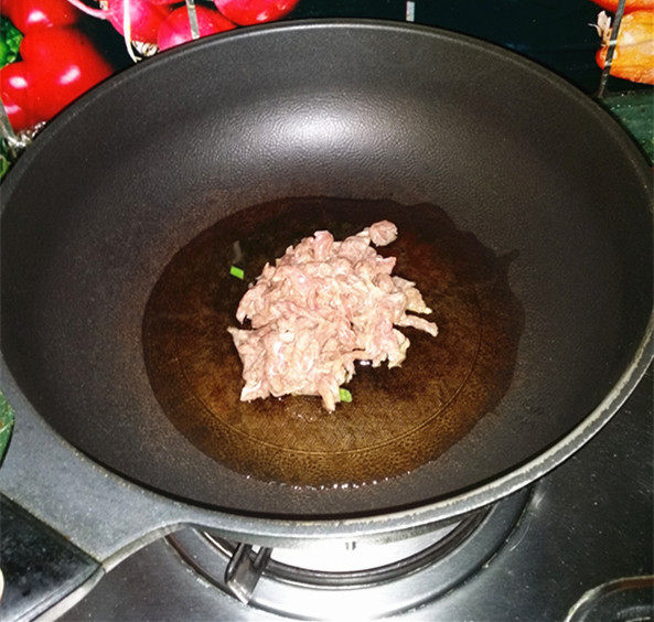 小炒黄牛肉,再放入腌好的牛肉丝