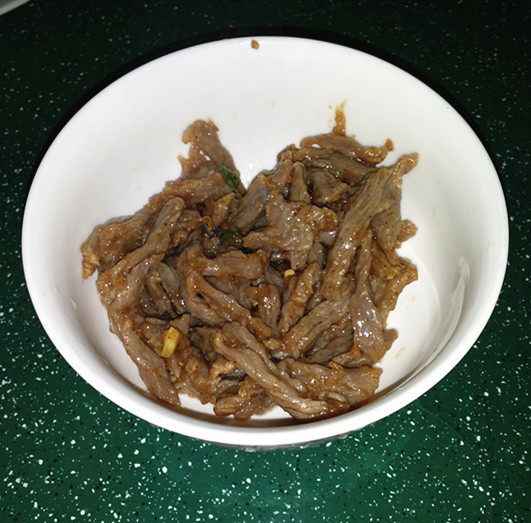 小炒黄牛肉,关火盛出,把多余的油也倒出来