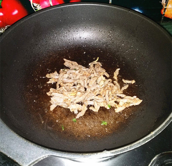小炒黄牛肉,锅中留少许底油,把炒好的牛肉丝重新倒入锅中