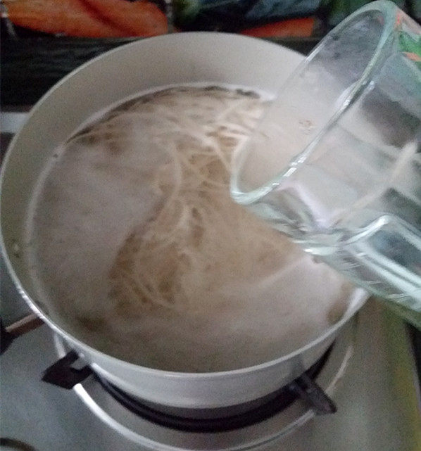 西红柿鸡蛋拌面,面条煮开后,淋少许清水