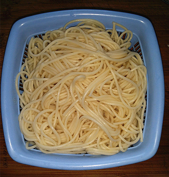 西红柿鸡蛋拌面,过一遍凉开水,捞出沥干水分