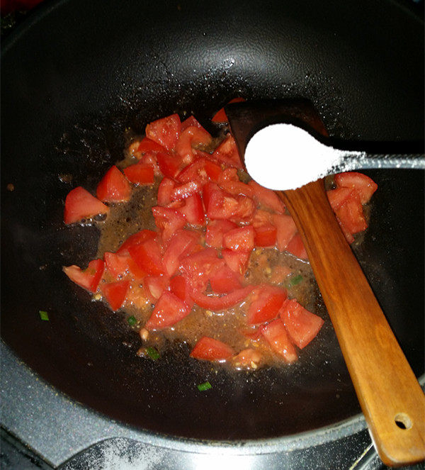 西红柿鸡蛋拌面,煸炒出汁后,加入食盐