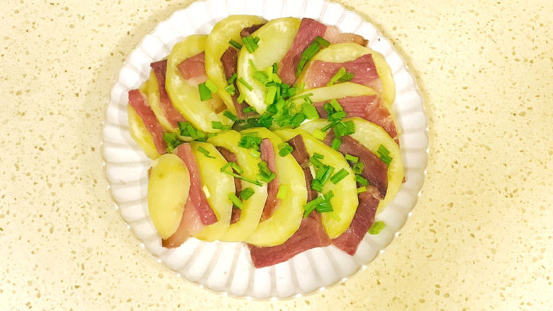 腊肉土豆片,关火后,移至外面冷却后,撒上葱花
