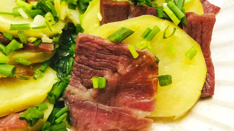 腊肉土豆片,腊肉的咸味渗透入土豆片中,两者均咸淡适中