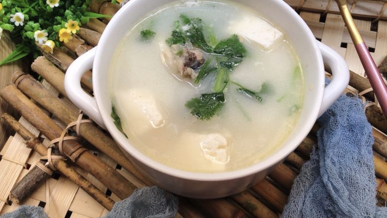 豆腐鱼头汤,味道不错!很鲜甜!
