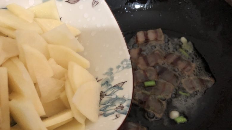 腊肉土豆片,加入土豆翻炒一下