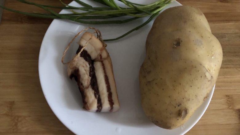 腊肉土豆片,准备食材