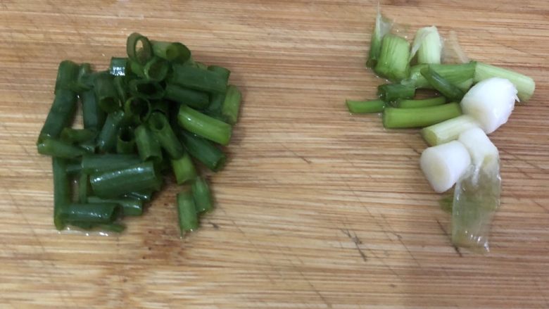 腊肉土豆片,切小节,头尾分开