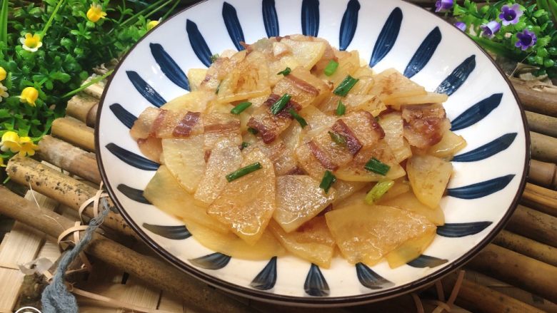 腊肉土豆片,味道不错!腊肉的香味己经融入到土豆里面了。