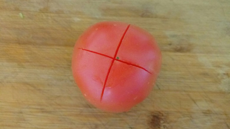 西红柿面疙瘩,首先将<a style='color:red;display:inline-block;' href='/shicai/ 3551'>西红柿</a>清洗干净,顶部切十字花刀