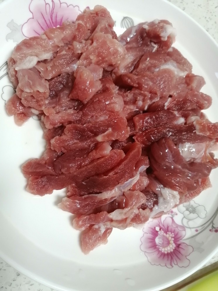 小炒黄牛肉,<a style='color:red;display:inline-block;' href='/shicai/ 39500'>黄牛肉</a>洗干净切好丝备用。