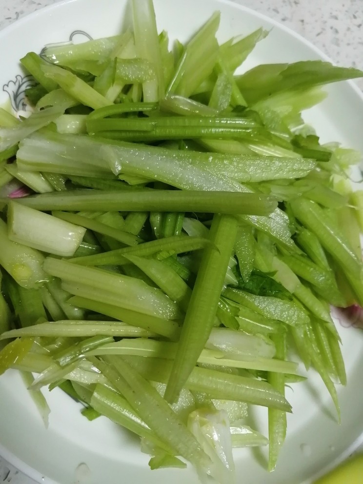 小炒黄牛肉,<a style='color:red;display:inline-block;' href='/shicai/ 125'>芹菜</a>洗干净切好备用。