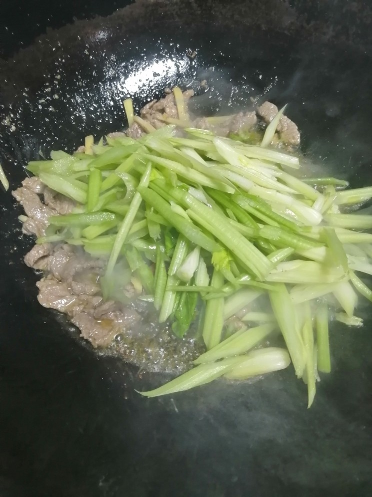 小炒黄牛肉,加芹菜继续翻炒。