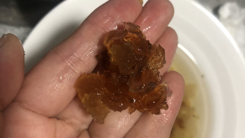 牛奶炖桃胶,去除桃胶里的杂质,冲洗干净。