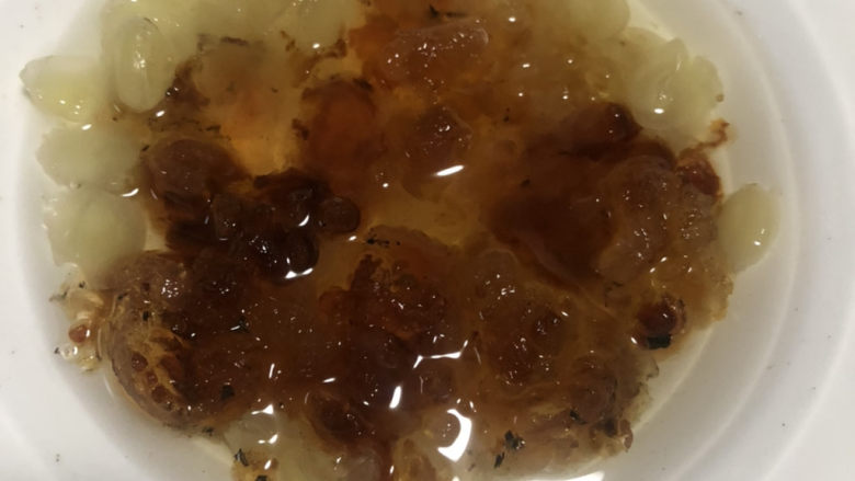牛奶炖桃胶,发至桃胶全部泡发开,无硬芯。