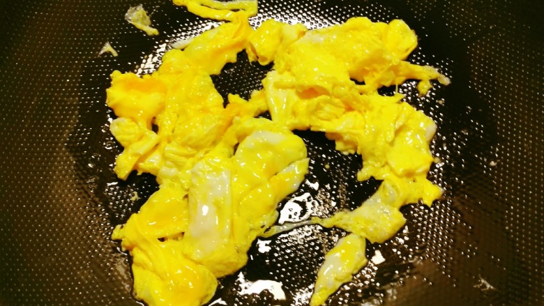 西红柿鸡蛋拌面,起油锅放入食用油,放入鸡蛋液,炒成大块。