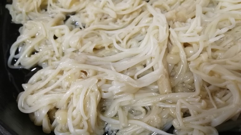 孜然金针菇,中小火把四周的金针菇划散,充分和油接触。