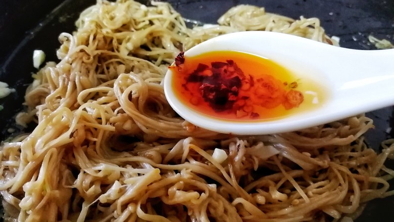 孜然金针菇,再淋些<a style='color:red;display:inline-block;' href='/shicai/ 852'>辣椒油</a>,文火翻炒均匀。