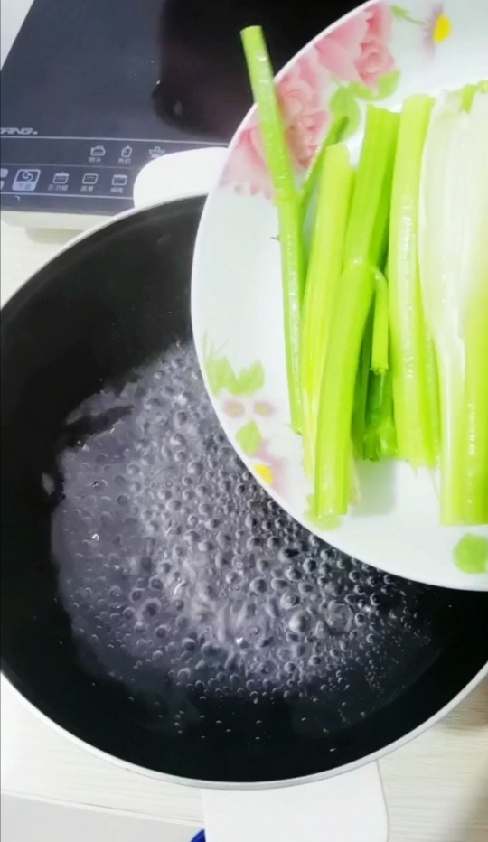 土豆丝炝芹菜,锅烧热开水,放入洗净的<a style='color:red;display:inline-block;' href='/shicai/ 125'>芹菜</a>