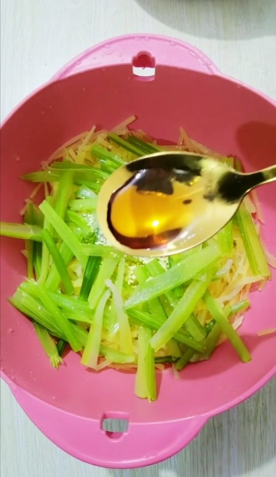 土豆丝炝芹菜,一小勺香油