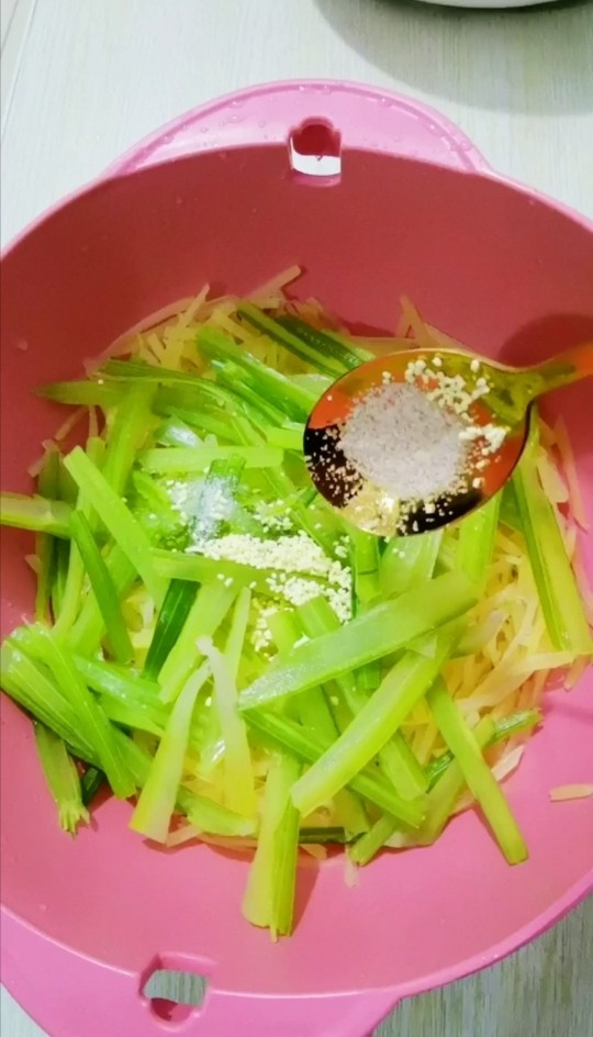 土豆丝炝芹菜,加入半小勺盐