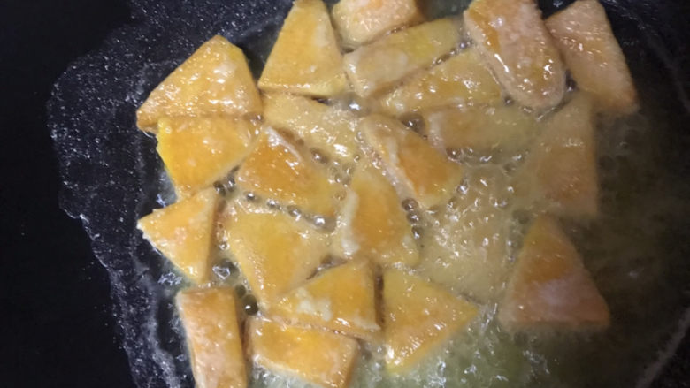 蛋黄南瓜,中小火慢慢炸,记得要翻一下