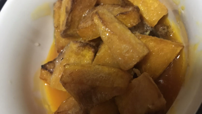 蛋黄南瓜,把炸好的南瓜放入蛋黄里