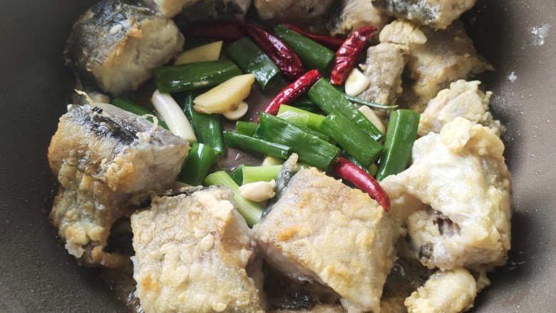 红烧鱼,加入葱姜蒜辣椒,炒香