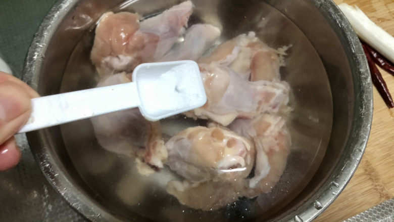 可乐鸡翅根,鸡翅根加水,加少许盐,搓洗,洗去脏东西血水