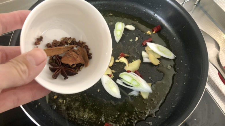 可乐鸡翅根,下干辣椒八角桂皮花椒,小火煸香