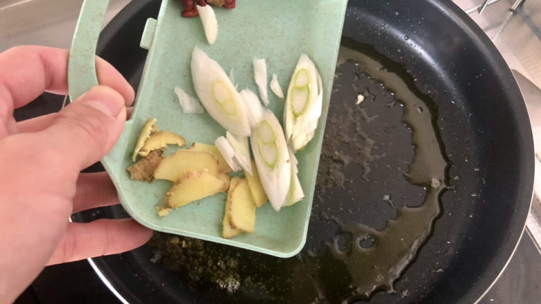 可乐鸡翅根,留底油,下葱白姜片小火煸香