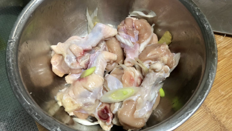 可乐鸡翅根,抓拌均匀,腌制十五分钟