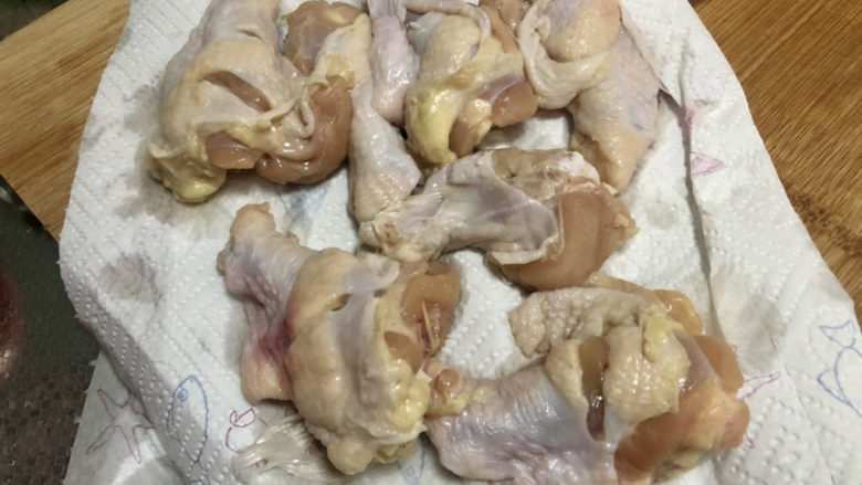 可乐鸡翅根,鸡翅根控水,或者用厨房纸巾吸去表面水分以免煎的时候油溅伤自己