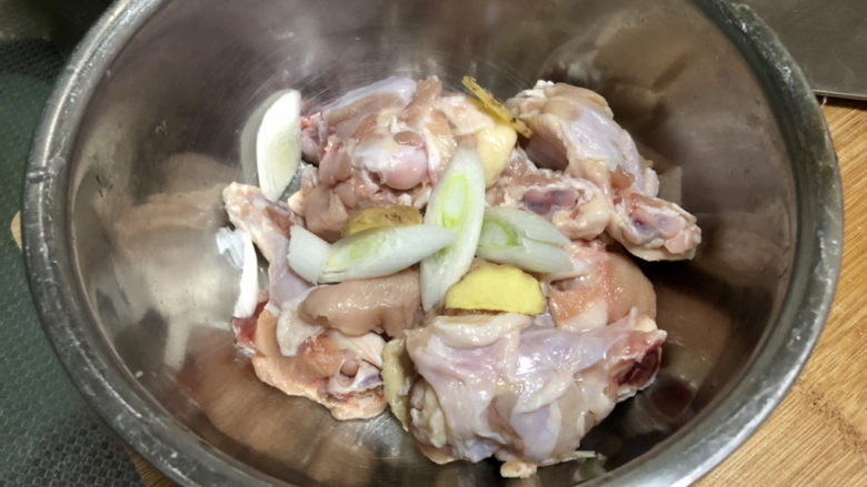 可乐鸡翅根,腌制:鸡翅根加几片葱姜