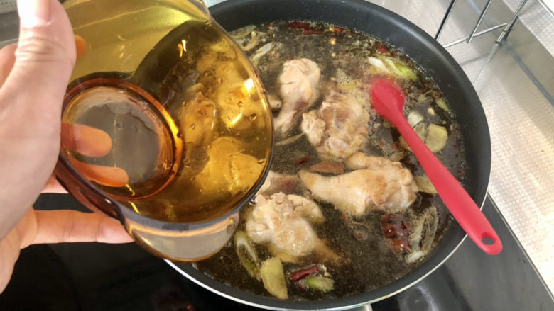 可乐鸡翅根,可以补充适量清水,到没过鸡翅根