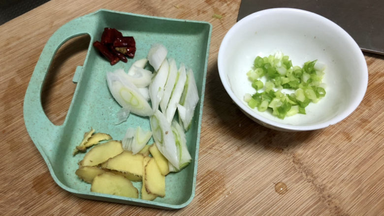 可乐鸡翅根,姜切片,葱白切斜刀片,干辣椒去籽剪小段,小葱切末