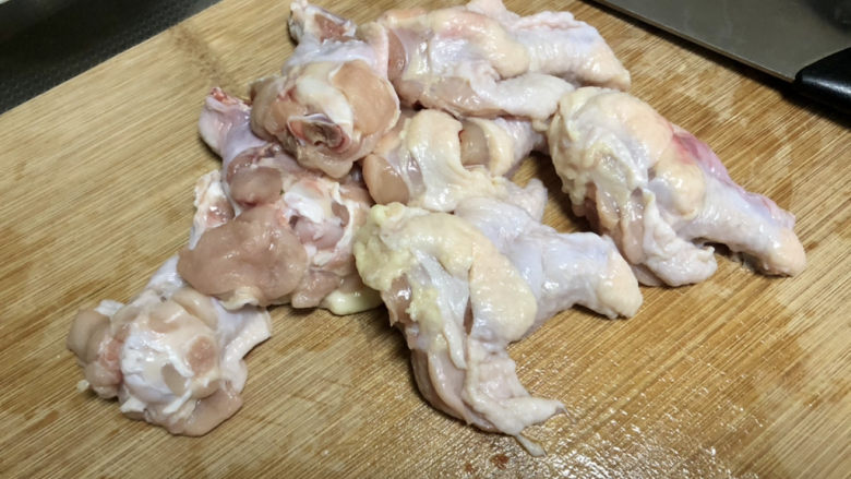 可乐鸡翅根,鸡翅根控水,在肉厚的地方切两刀,方便入味
