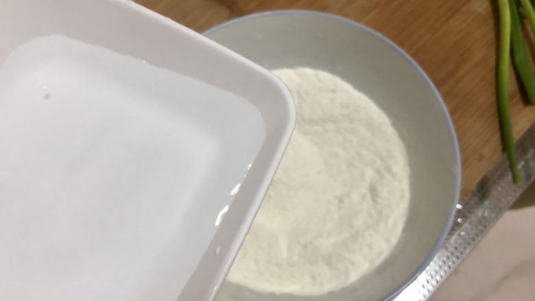 西红柿面疙瘩,面粉中,一点点加冷水,边加边用筷子搅拌