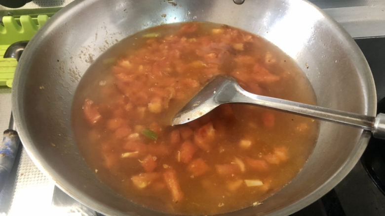 西红柿面疙瘩,加入适量热水,煮开,水量根据食用人数和喜好