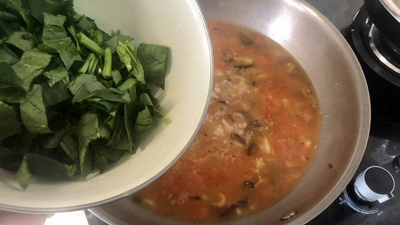 西红柿面疙瘩,下菠菜,煮半分钟