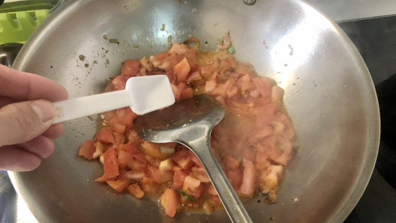 西红柿面疙瘩,加少许食盐,翻炒到番茄出汁