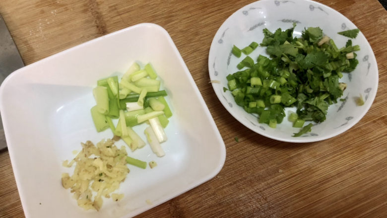 西红柿面疙瘩,改刀:葱白切段,姜切末,葱叶香菜切碎