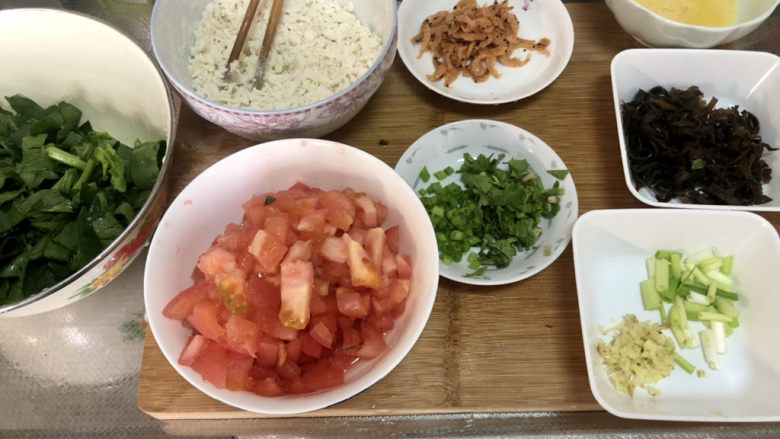 西红柿面疙瘩,全部食材准备好,开始下锅