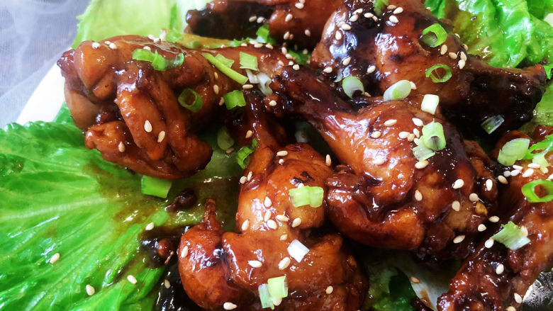 可乐鸡翅根,这道可乐鸡翅根,鲜香微甜,肉嫩味美,营养健康,喜欢的小伙伴们快来试试看吧😄